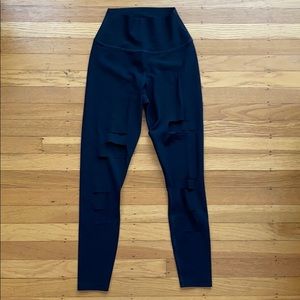 Ripped Warrior Alo Yoga Capris Black XXS
